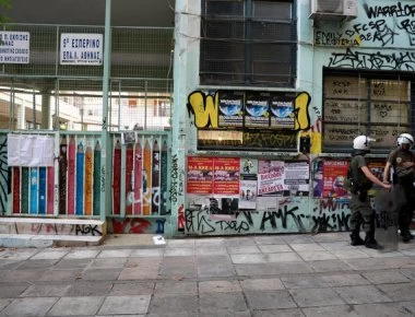 Ταυτοποιήθηκε 16χρονος για την κλοπή της κάλπης στα Εξάρχεια